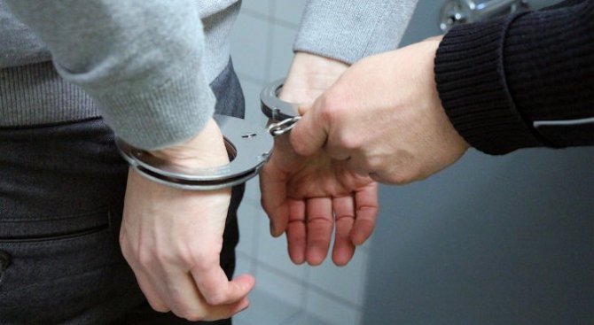 Двама задържани с наркотици