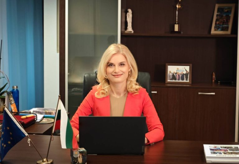 Най-големите туристически сдружения настояват за оттеглянето на Зарица Динкова като министър на туризма