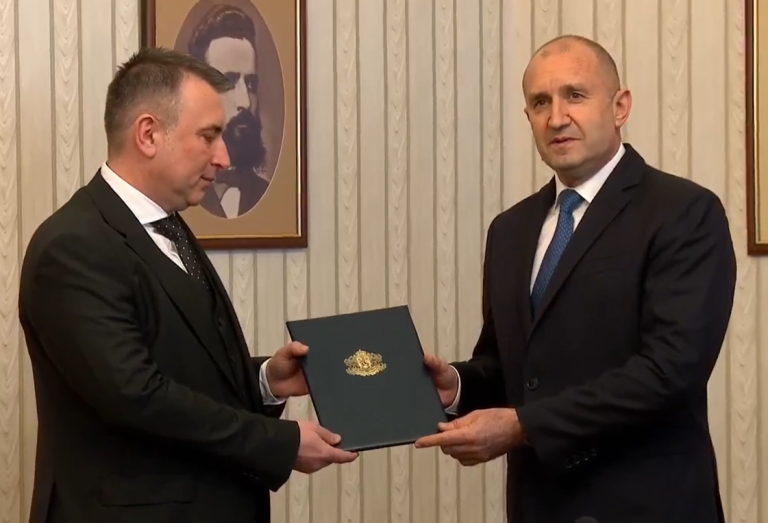 ИТН очаквано върнаха мандата веднага, Радев започва срещи с потенциалните служебни премиери