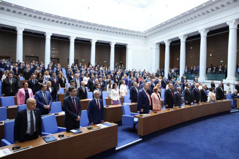 Парламентът продължава първото си заседание