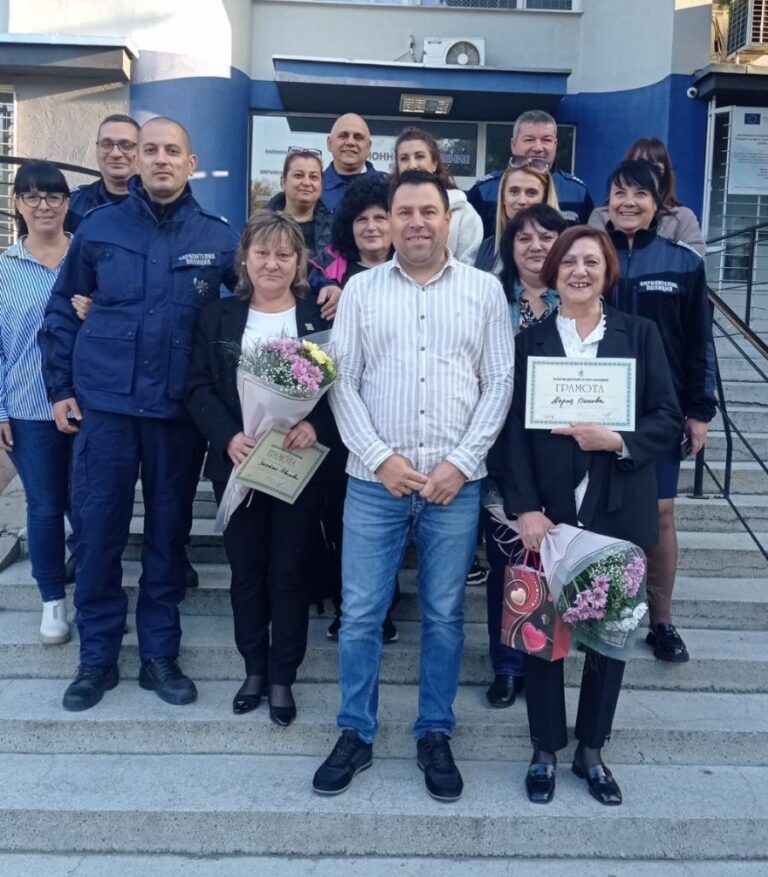 Служители от РУ-Пазарджик изненадаха свои колежки за пенсионирането им