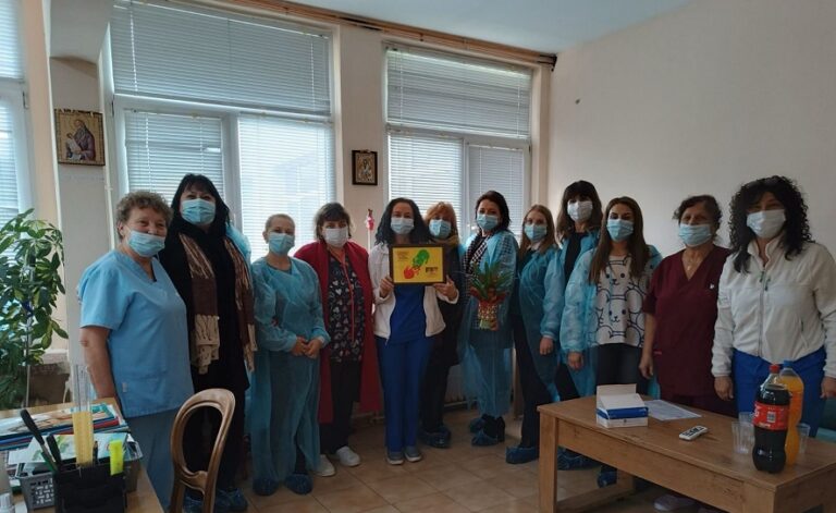Неонатологичното отделение на МБАЛ-Пазарджик бе изненадано от Детска градина „Веселка“