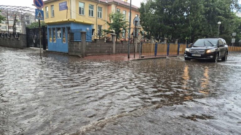 След дъжда: Пазарджик е под вода