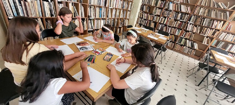 Пазарджишката Регионална библиотека посрещна деца от Езикова школа „Логос“