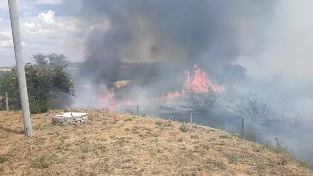 Пожар унищожи склад с техника в село Пищигово