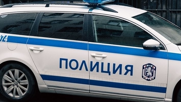 19-годишен от Звъничево и непълнолетен от Пещера откраднаха микробус