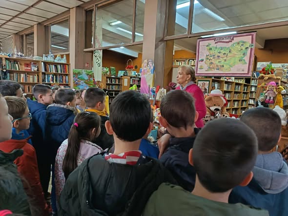 Ученици от СУ „Георги Брегов“ посетиха библиотека по повод Деня на будителите