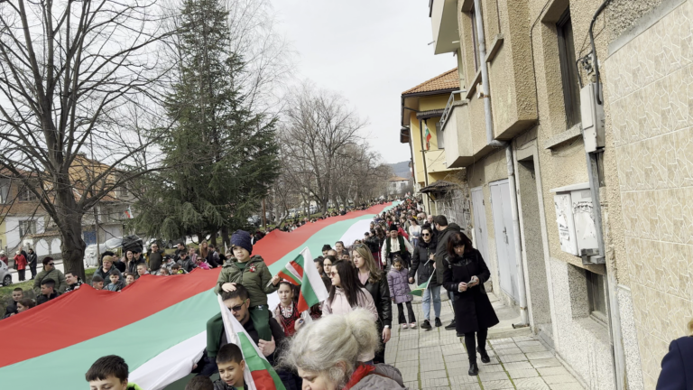 Панагюрище отбеляза националния празник със 110-метров трибагреник