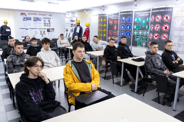 Десетият випуск на дуалното обучение започна практиката си в „Асарел-Медет“