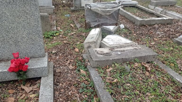 Малолетни изпочупиха 11 паметни плочи в гробищен парк